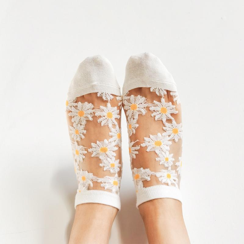 Breathable women's ankle socks with cheerful daisy floral patterns, a great gift idea