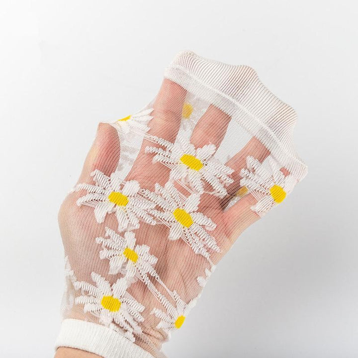 Women's ankle socks with an all-over daisy floral print, ideal for warm weather apparel