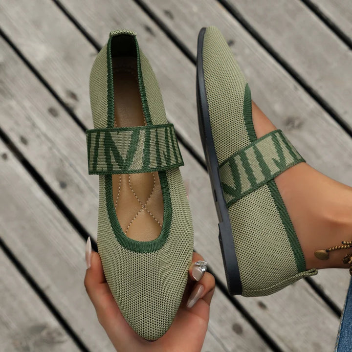 Elegant women's flat shoes with flexible support in versatile colors, designed for comfort and style in various settings.