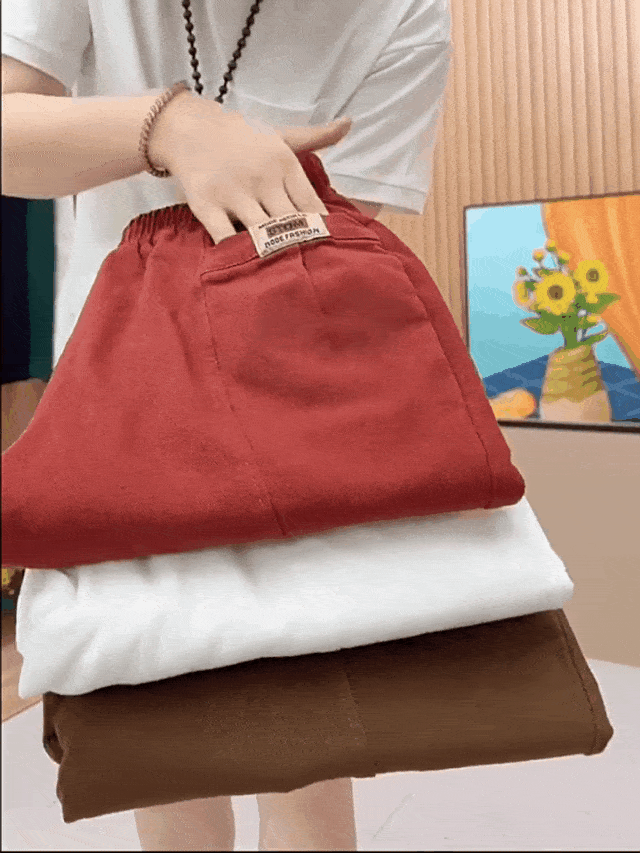 "Men's casual cotton pants, relaxed fit, in versatile style; lightweight, breathable fabric suitable for daily casual wear."