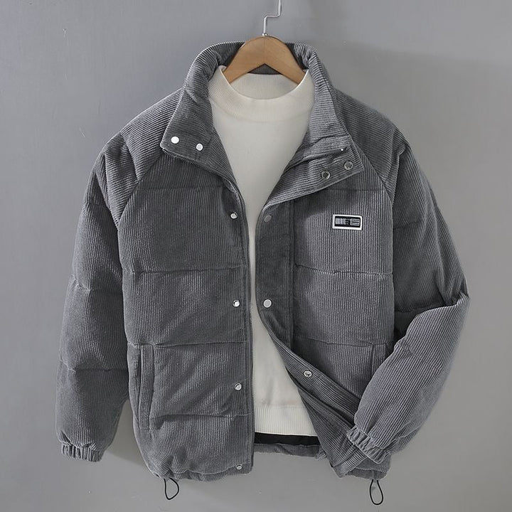 "Men's fine-wale corduroy jacket with silky lining, front view; two deep pockets, ideal for comfort and warmth in autumn."