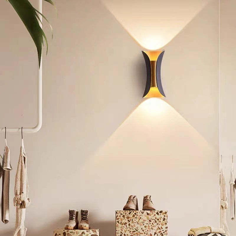 "Modern LED outdoor wall lamp, black and gold, sleek design, ideal for garden and entrance, weather-resistant and energy-effi
