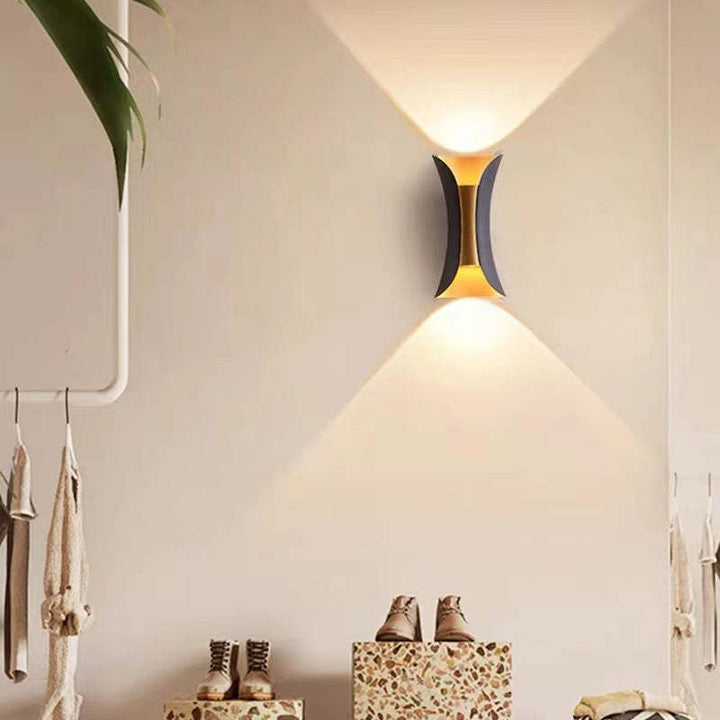 "Modern LED outdoor wall lamp, black and gold, sleek design, ideal for garden and entrance, weather-resistant and energy-effi