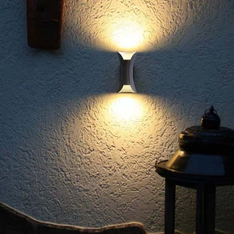 "Modern LED outdoor wall lamp, black and gold, sleek design, ideal for garden and entrance, weather-resistant and energy-effi