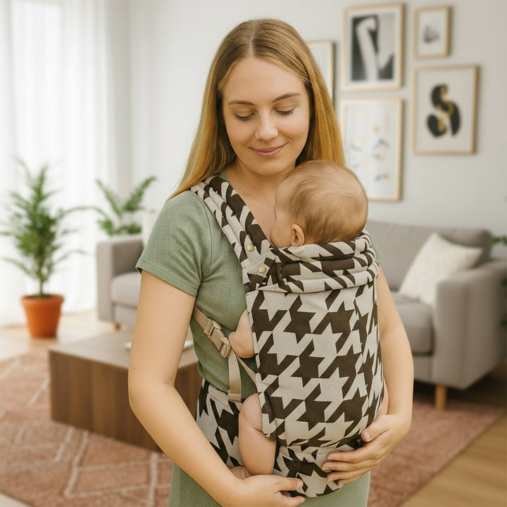 Multi-position baby carrier with plush straps in breathable fabric, for front or back carrying, fits babies 3.2-20 kg.
