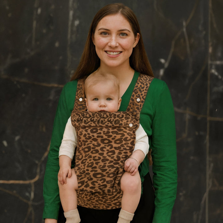Multi-position baby carrier with plush straps in breathable fabric, for front or back carrying, fits babies 3.2-20 kg.