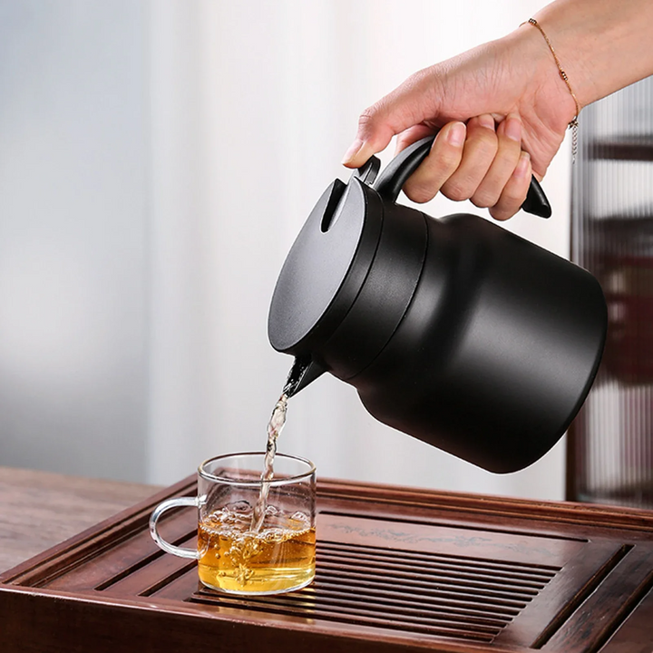 "Stainless steel insulation pot, polished finish, spill-proof jug, V-spout, integrated handle, sleek thermal design"