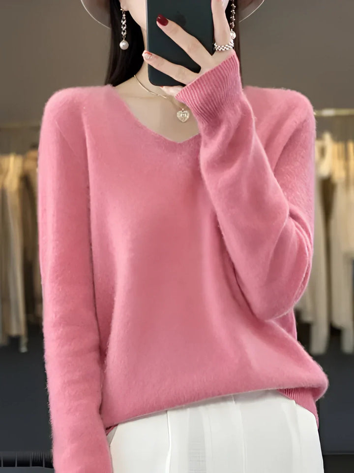 Women's emerald green cashmere V-neck sweater, luxurious and soft, perfect for elegance and warmth on cool days.