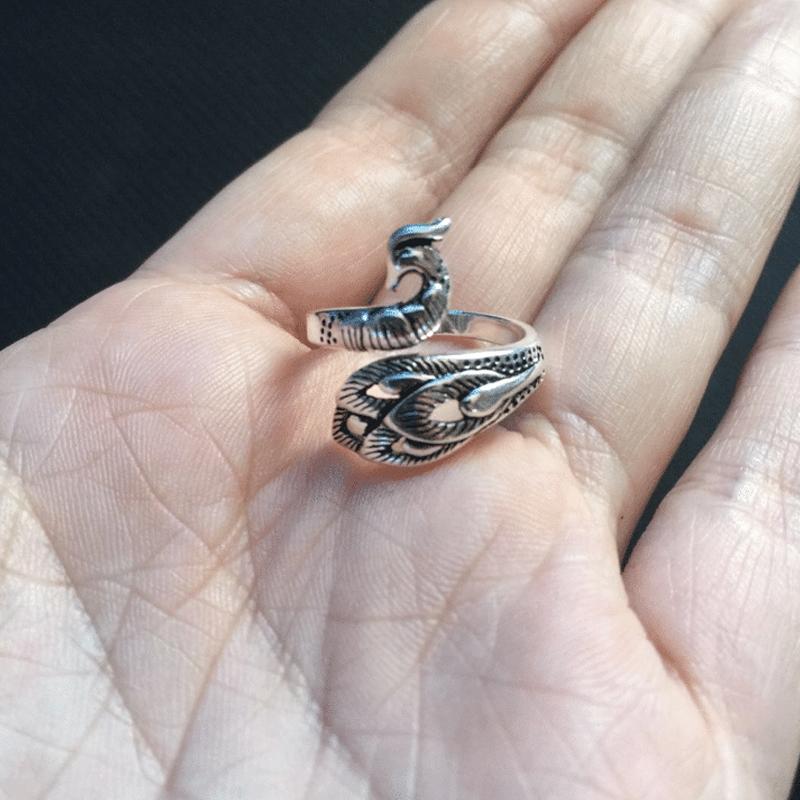 Finger protector adjustable ring for knitting, ensuring smooth yarn flow and improved stitch consistency.