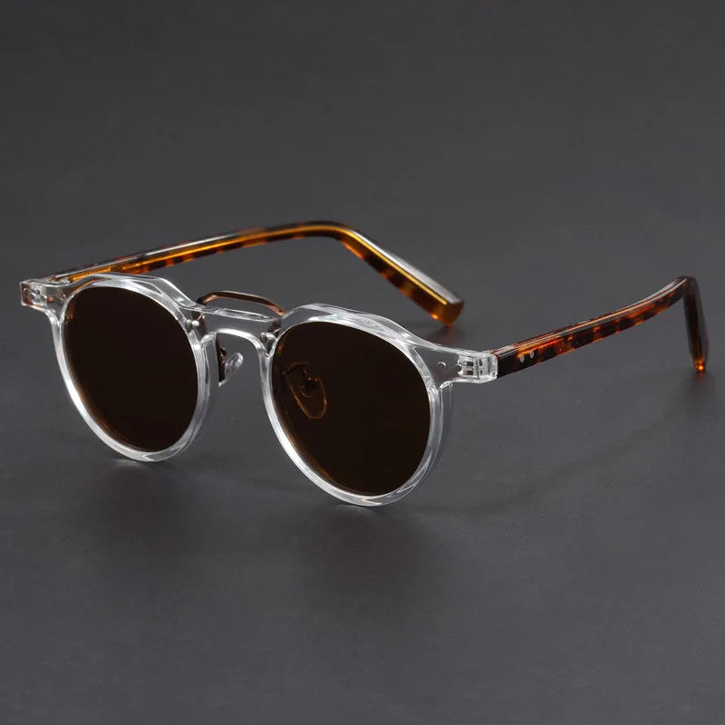 Classic round unisex sunglasses with UV400 protection, ideal for everyday fashion and sun protection.
