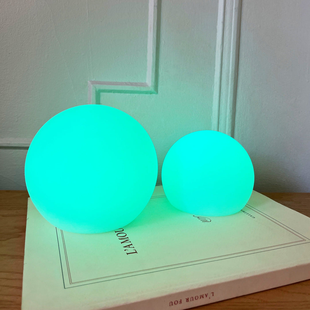 Cordless LED moon table lamp, orb shape, with 16 colors, portable, rechargeable, waterproof; perfect for home or outdoor use.