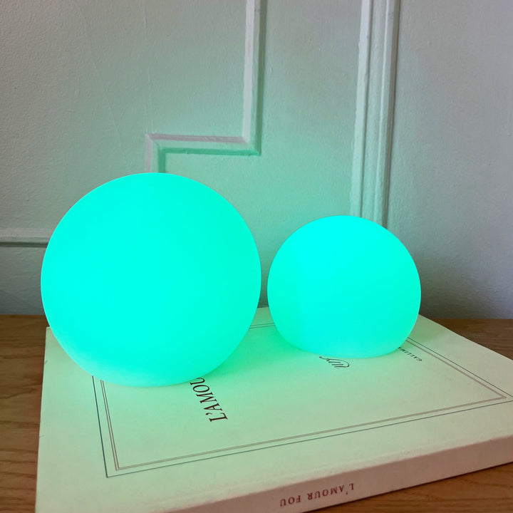 Cordless LED moon table lamp, orb shape, with 16 colors, portable, rechargeable, waterproof; perfect for home or outdoor use.