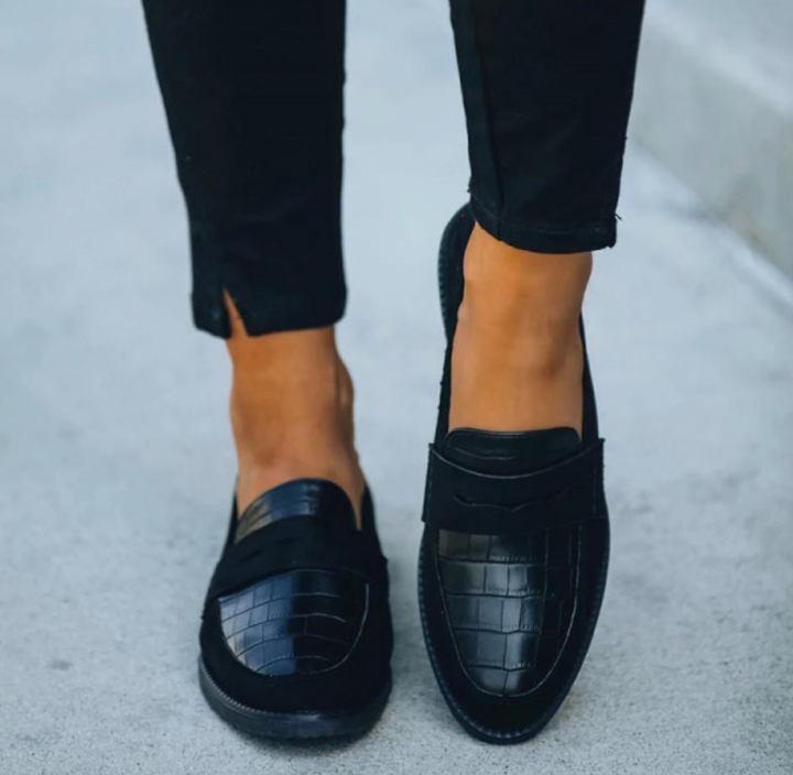 Comfortable women's slip-on loafers featuring a chic croc-embossed texture, ideal for all-day wear.
