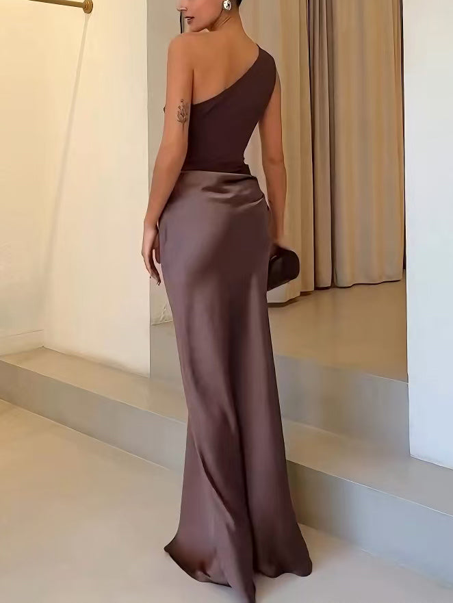 Elegant women's one-shoulder pleated maxi dress, perfect as a wedding guest or gala party gown.