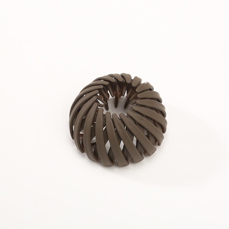 Stylish and functional: Women's instant elegant bun hairpin, a clever hair accessory for updos