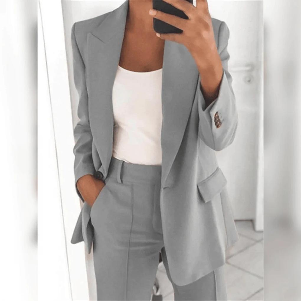 Chic women's 2-piece formal suit. Professional blazer and matching pants for a refined look.