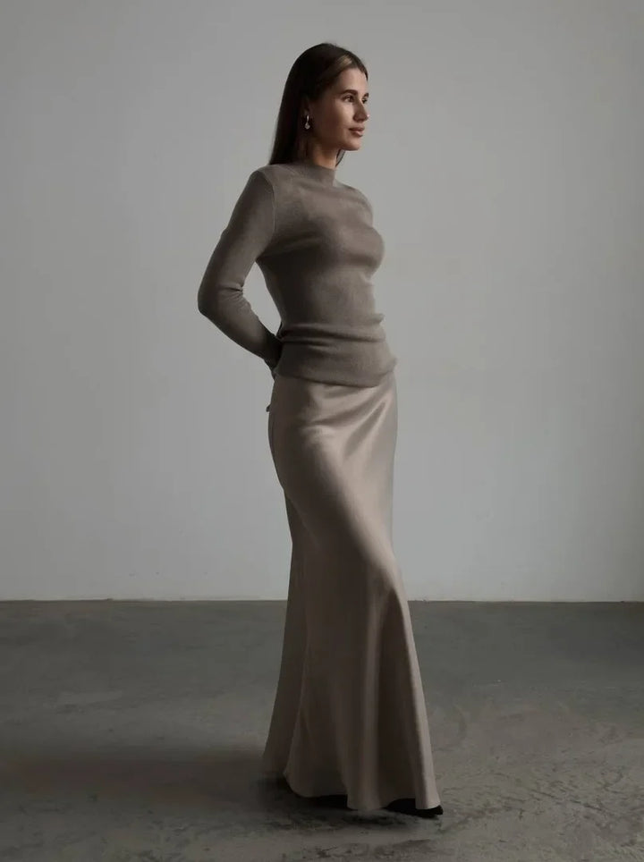 Elegant women's high-waist fishtail skirt, offering a sleek and refined silhouette.