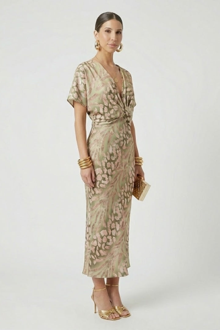 Stylish women's floral midi dress with a comfortable V-neck and short sleeves, plus a chic pleated hem. Casual elegance.