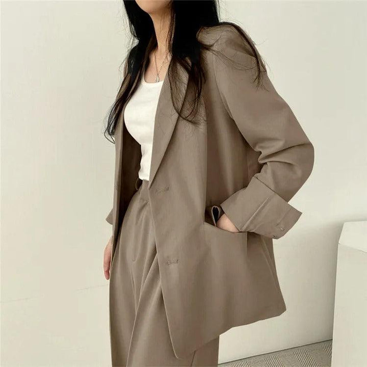Chic women's formal attire: a tailored long blazer and perfectly fitting trousers