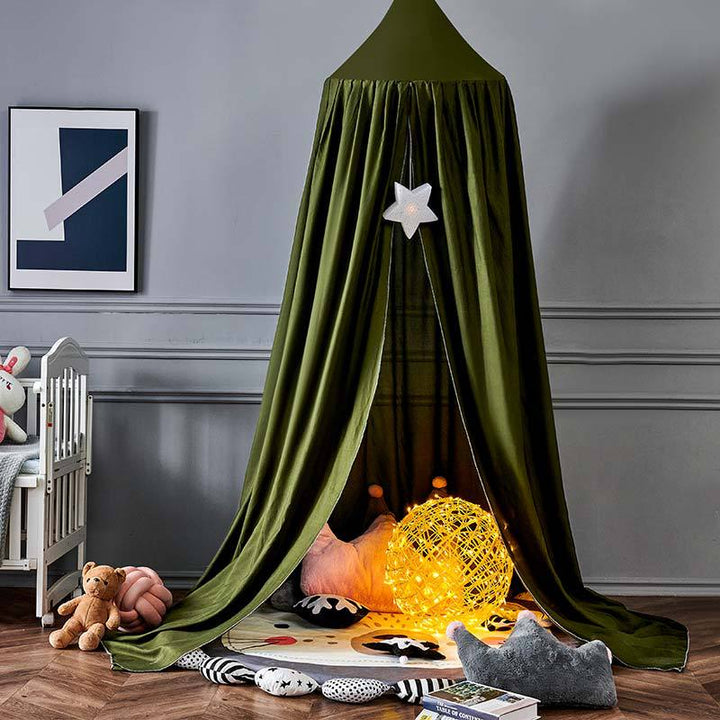 Children's bedroom accent: a cozy hanging bed net, inviting imaginative play and peaceful sleep.