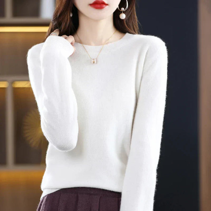 Chic women's everyday sweater: a luxuriously soft crewneck pullover with a relaxed fit for comfort.