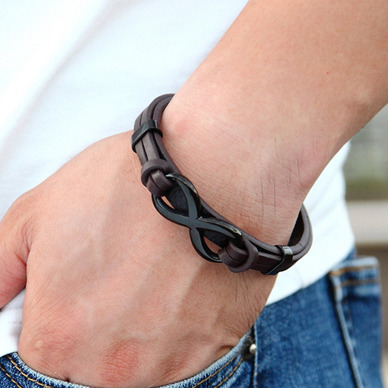 Masculine braided leather bracelet for men, featuring a secure magnetic stainless steel closure.