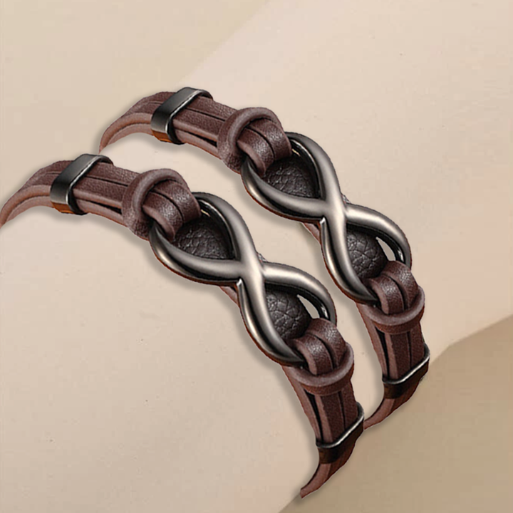 Stylish men's wristband: a black braided leather bracelet designed for a modern look.
