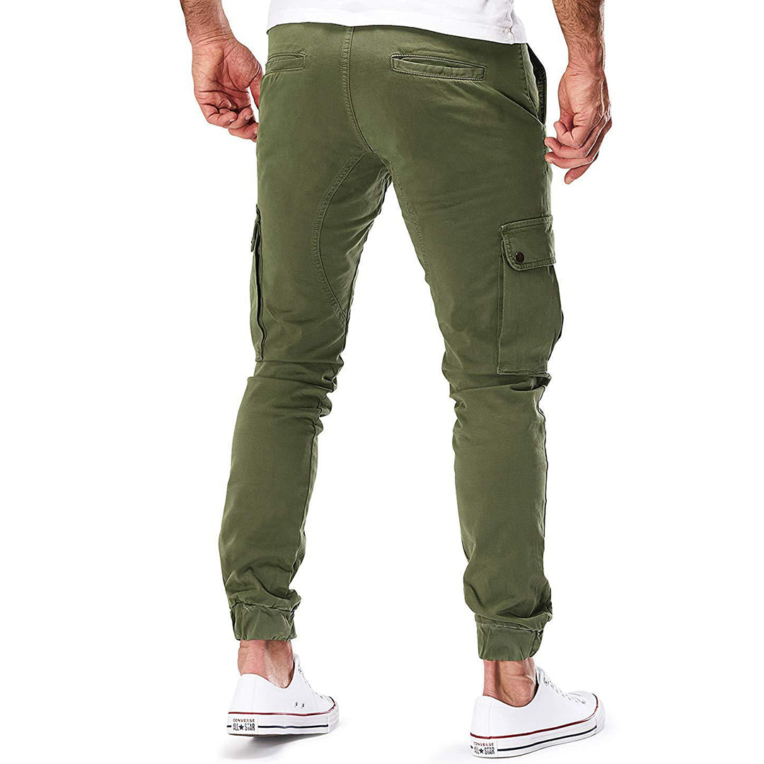Detail of the waistband and front pockets of men's durable cargo pants, suitable for daily and outdoor use.