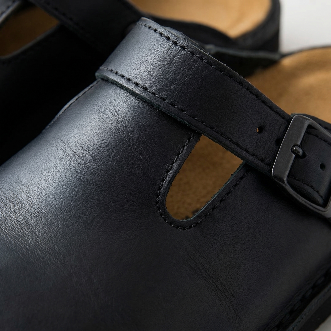 Easy-wear men's comfort clogs with slip-on design, versatile casual shoes suitable for everyday style.