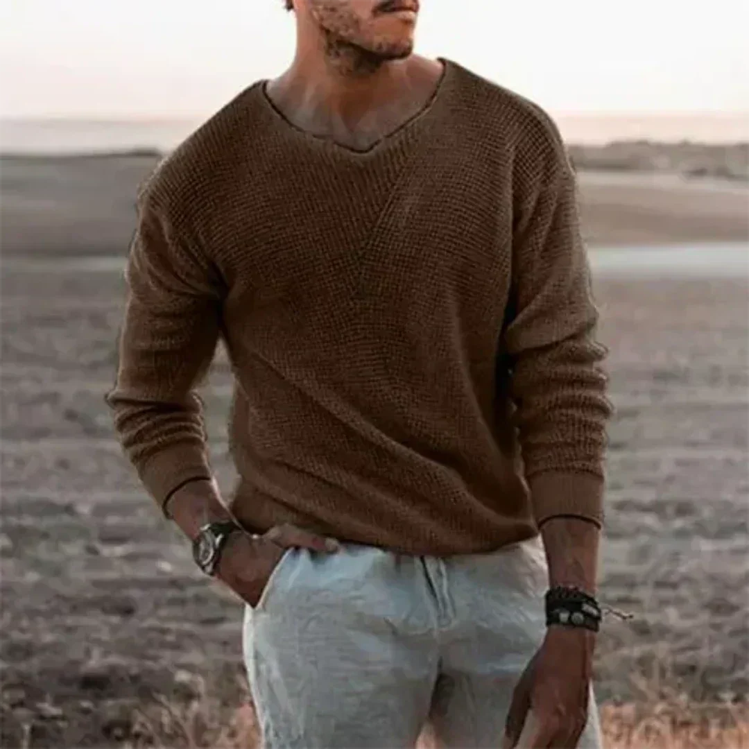 Classic men's warm knitted long-sleeve sweater, a comfortable choice for chilly winter days.