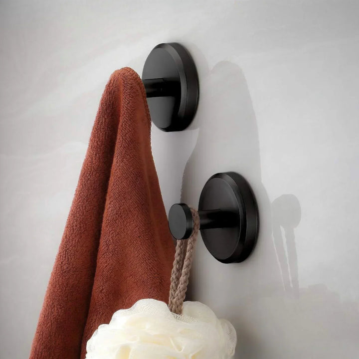 "Minimalist suction wall hooks 4-pack, no-drill installation for modern home, stylish organization, supports up to 7 kg."