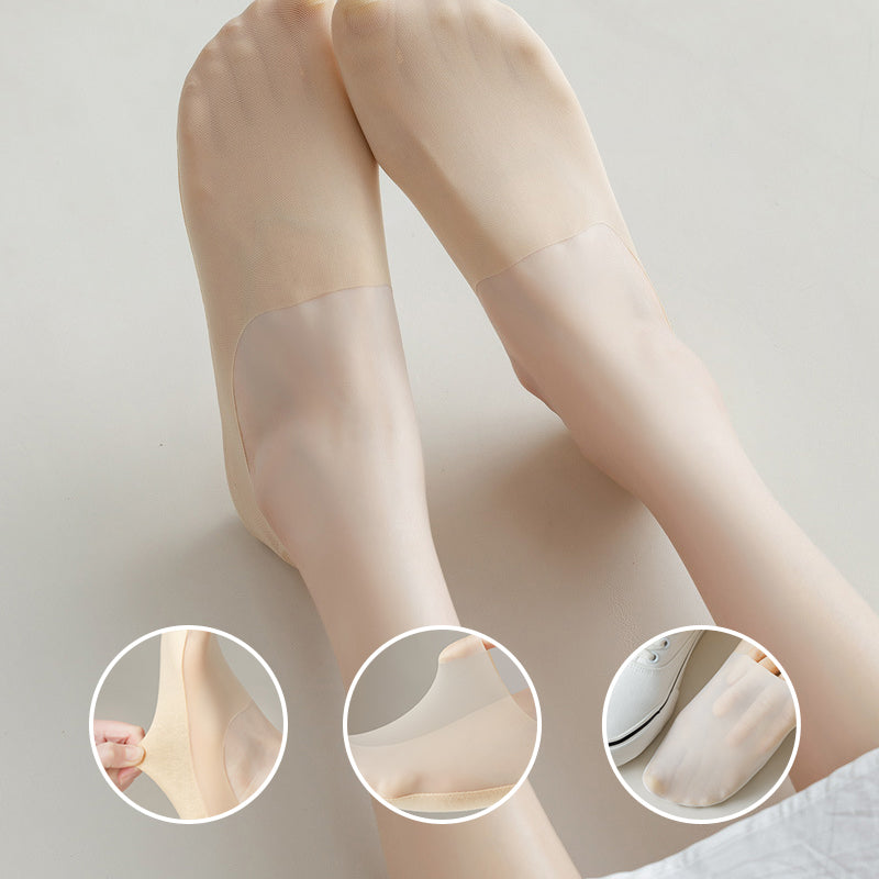 Detailed image of the silicone heel grip inside the invisible no-show socks, preventing slips
