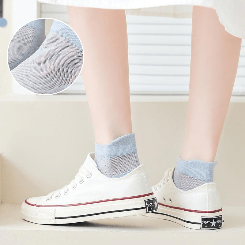 Unisex Ultra-Thin Liner Socks in a natural beige, providing a non-slip, no-show solution.