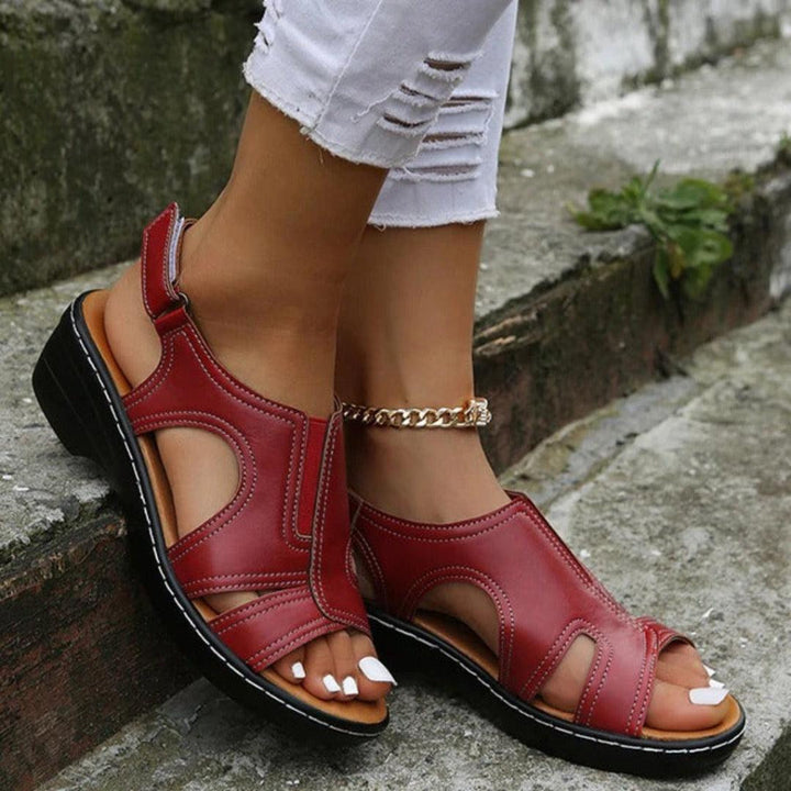 Orthopedic women's sandals with strong arch support & cushioned sole, perfect for posture and walking.