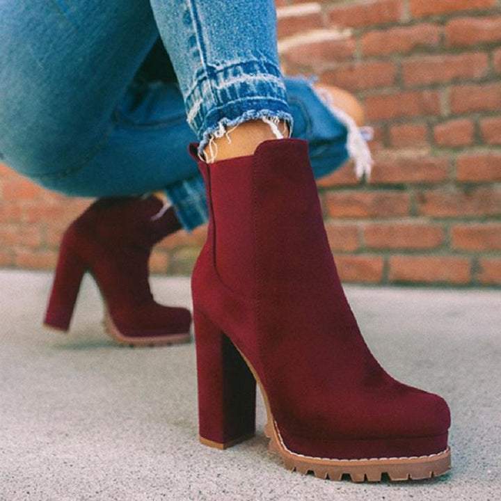Fashionable women's ankle boots, ideal for fall/winter. Boasts a modern platform & a stable block heel for comfort.