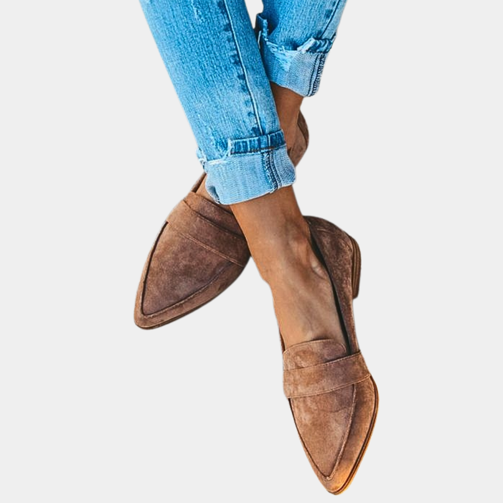 Elegant pointed-toe slip-on loafers for women. Versatile casual flats, ideal for comfortable everyday wear.