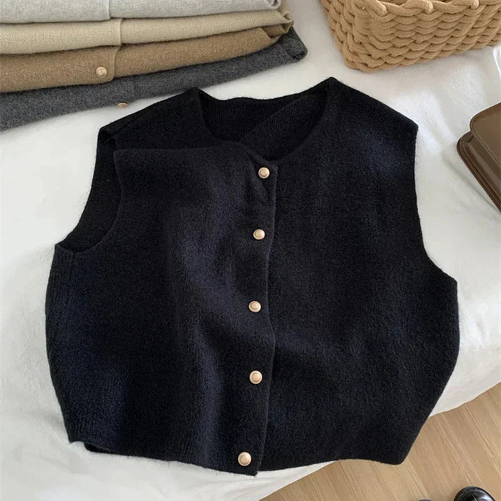 Fashionable women's button-up vest, sleeveless design, ideal for a casual look and versatile layering.