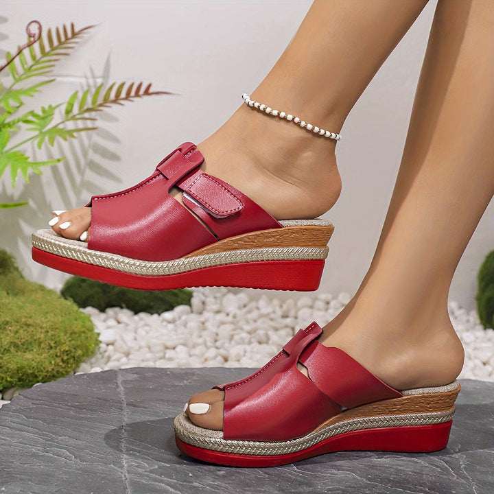 Women's casual sandals, comfortable and stylish flats for everyday summer fashion.