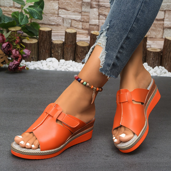 Women's comfortable flat sandals, chic open-toe design for casual everyday style.