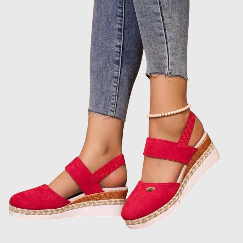 Versatile women's flat sandals: comfortable beaded boho style with elastic ankle strap for casual wear.