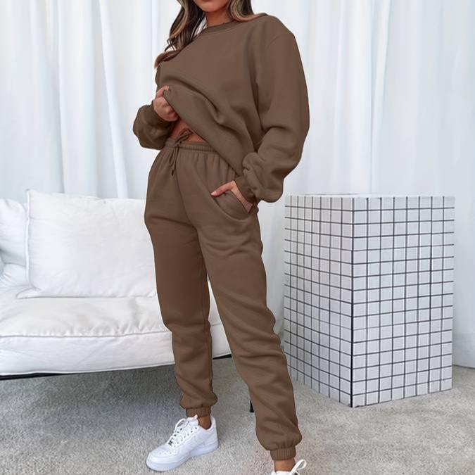 Complete women's matching set: crewneck sweatshirt and joggers, great for everyday comfort.