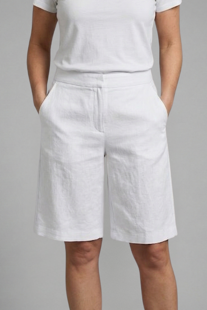 Everyday wear women's shorts: knee-length, comfortable elastic waist, drawstring, & practical side pockets.