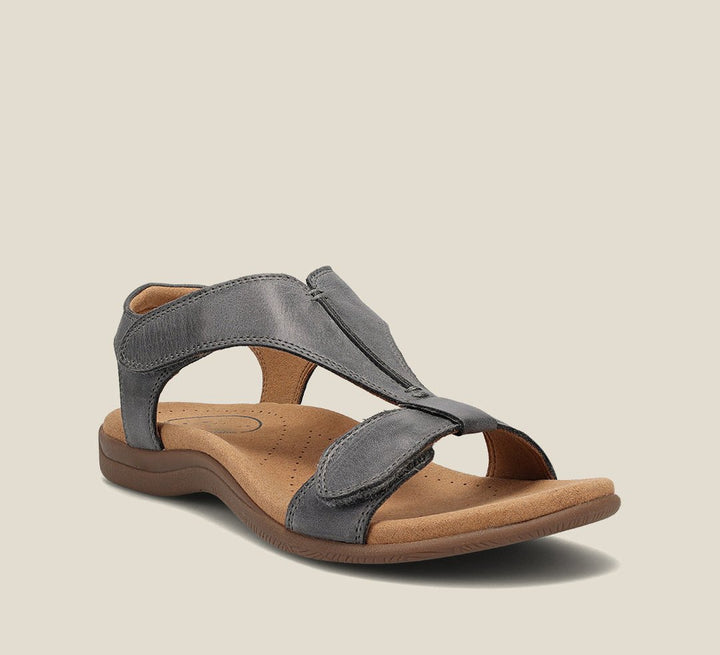 Versatile women's open toe flat sandals with adjustable straps for casual summer comfort.
