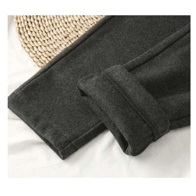 High-waist black harem pants for women, offering a loose, comfortable fit for stylish autumn/winter everyday wear.
