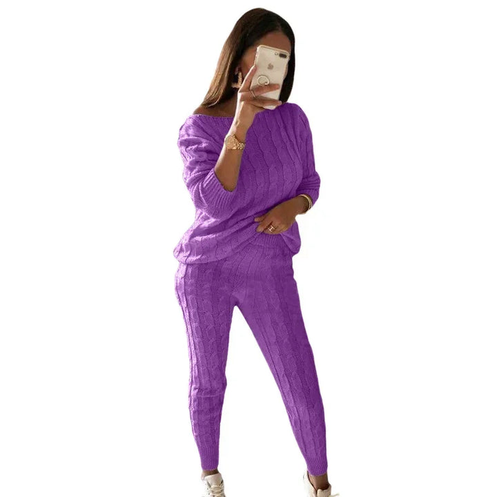 Relaxed fit women's knit tracksuit. Comfortable two-piece set, ideal for autumn/winter loungewear.