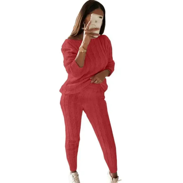 Autumn/winter women's knit tracksuit. Relaxed fit two-piece set for cozy casual wear.
