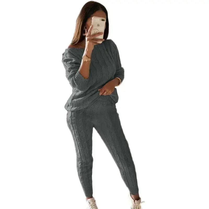 Ladies' comfy two-piece knit tracksuit. Relaxed fit set for autumn/winter casual wear.
