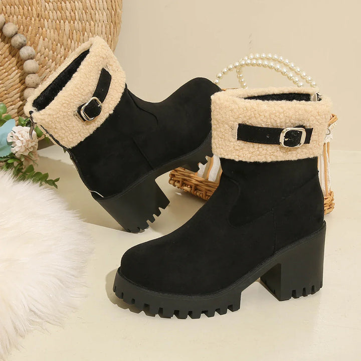 View of the textured sherpa lining inside women's ankle boots, ensuring maximum comfort.