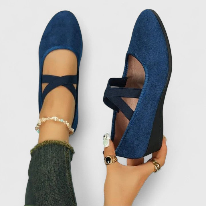 Comfortable women's wedge sandals: closed toe, crossover elastic straps for a versatile, elegant summer look.