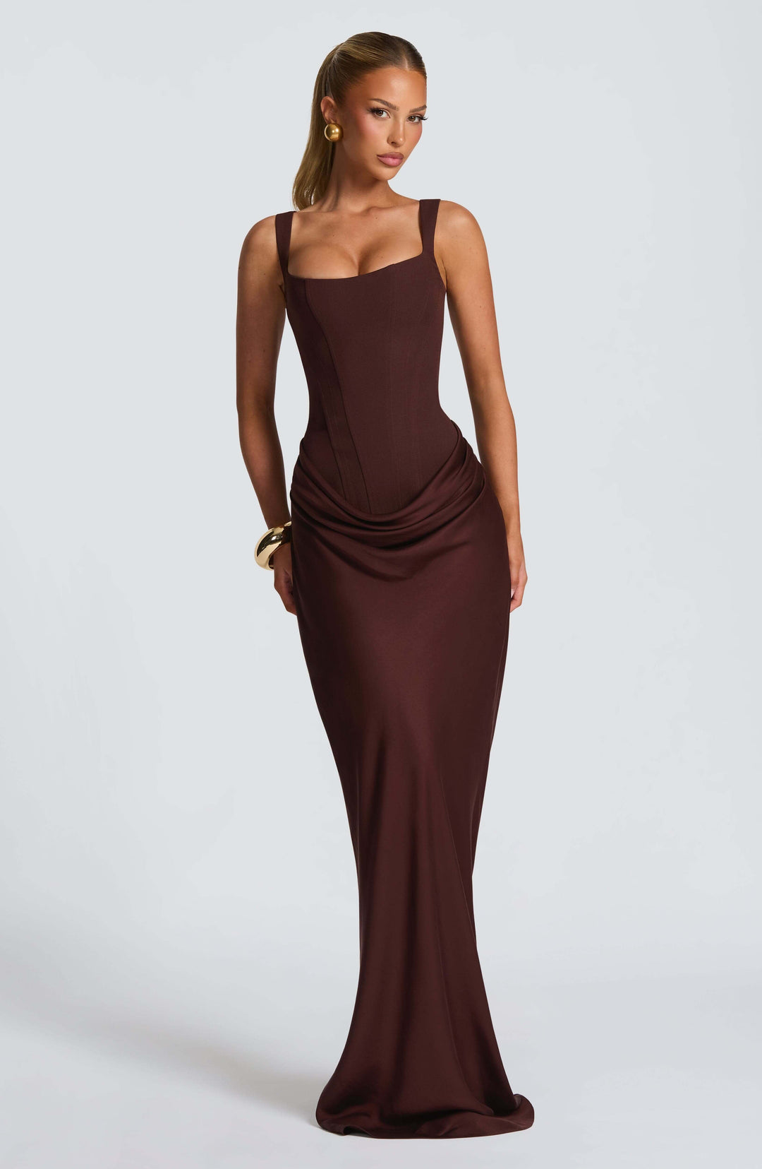 Sophisticated women's ruched bodycon maxi dress. Elegant evening gown, ideal for formal occasions.